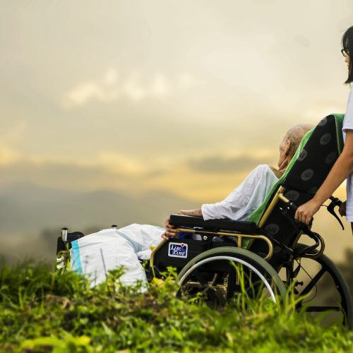 Wachtijden in verzorgingstehuizen: oorzaken, gevolgen en oplossingen